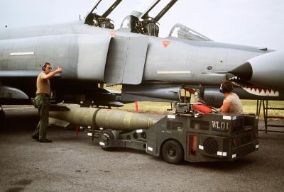 Прикрепленное изображение: an-airman-uses-an-mj-1-weapons-loader-to-position-a-gbu-10-2000-pound-laser-8f367b-1600.jpg
